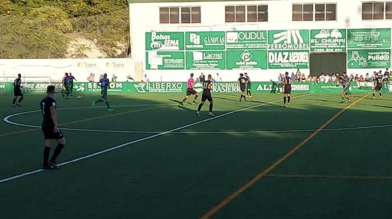 Una jugada del partido en Mancha Real