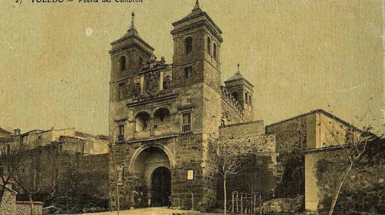 Puerta del Cambrón. A la derecha, un resto de la antigua muralla que, en 1853, fue derribada para crear la travesía hacia San Martín. Postal de Vda. e Hijos de J. Peláez (ca.1913). Archivo Municipal de Toledo