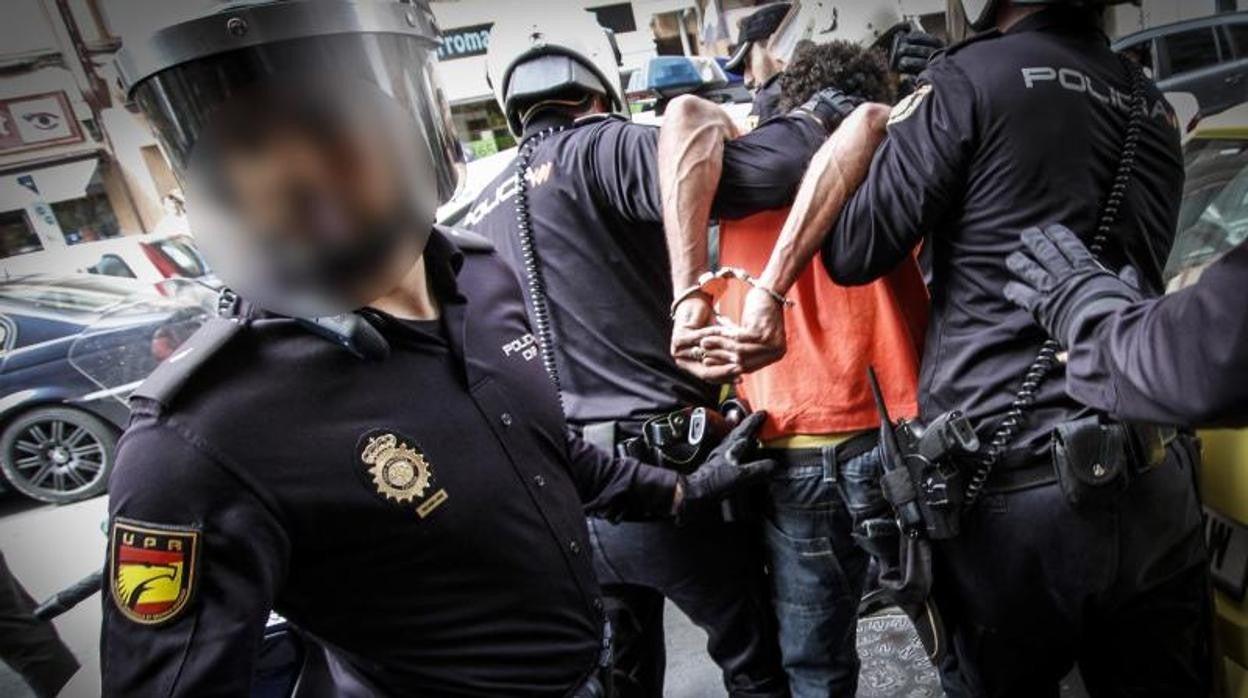 Imagen de una detención por parte de la Policía Nacional