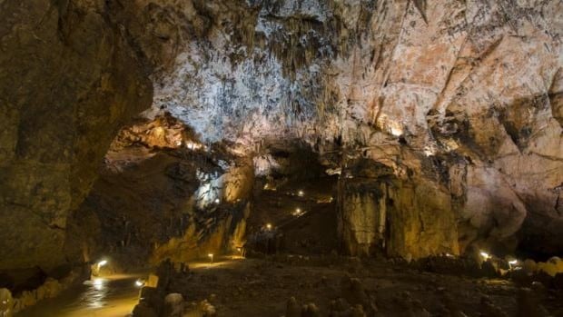 Rescatan de madrugada a dos espeleólogos extraviados en la cueva de Valporquero