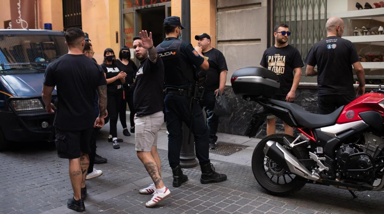 La Policía pide la documentación al ‘Ratilla’ y otros neonazis, en Chueca