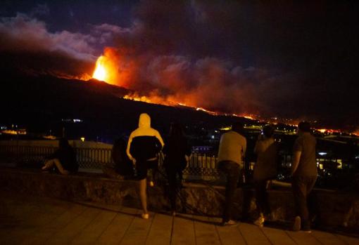 La lava avanza en dos lenguas hacia la costa tras la apertura de una nueva boca en el volcán