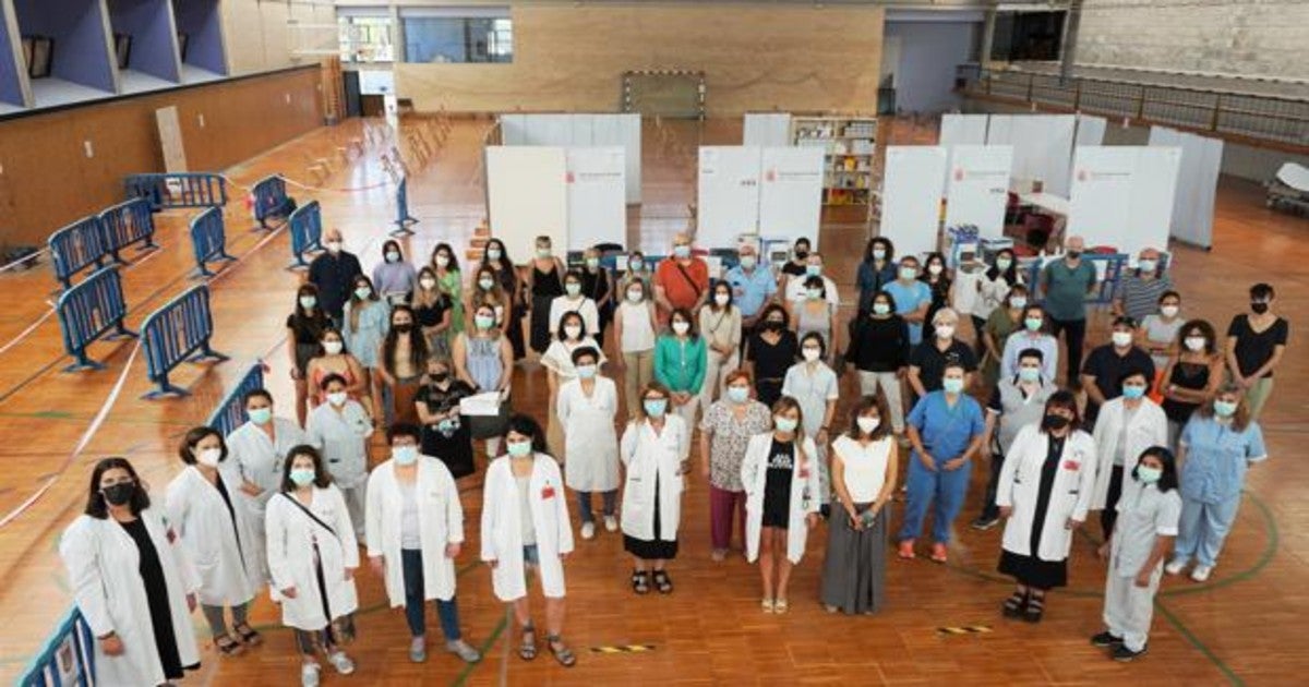 Foto del personal que ha trabajado hasta su cierre en el principal centro de vacunación de la zona sur de Navarra montado por el Área de Salud de Tudela