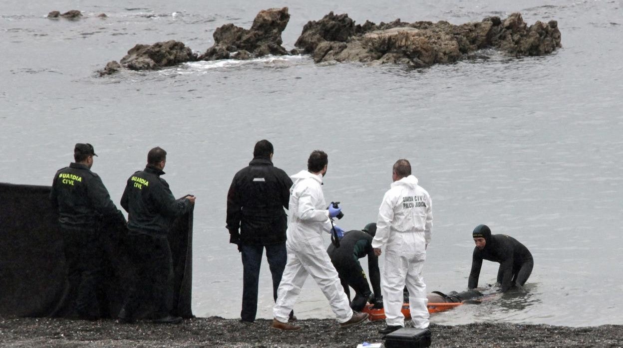 La Guardia Civil localizó en la playa del Tarajal de Ceuta, el cadáver de un subsahariano, que es presuntamente el de uno de los que participaron en el asalto masivo a la frontera