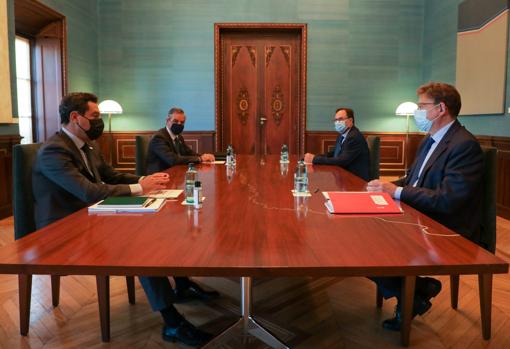 Imagen de la reunión entre los presidentes y los consejeros de Hacienda de Andalucía y la Comunidad Valenciana en Sevilla