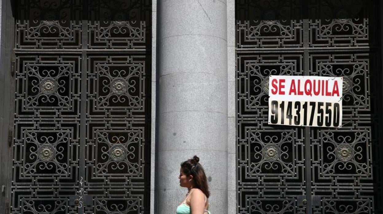 Cartel anunciando un alquiler