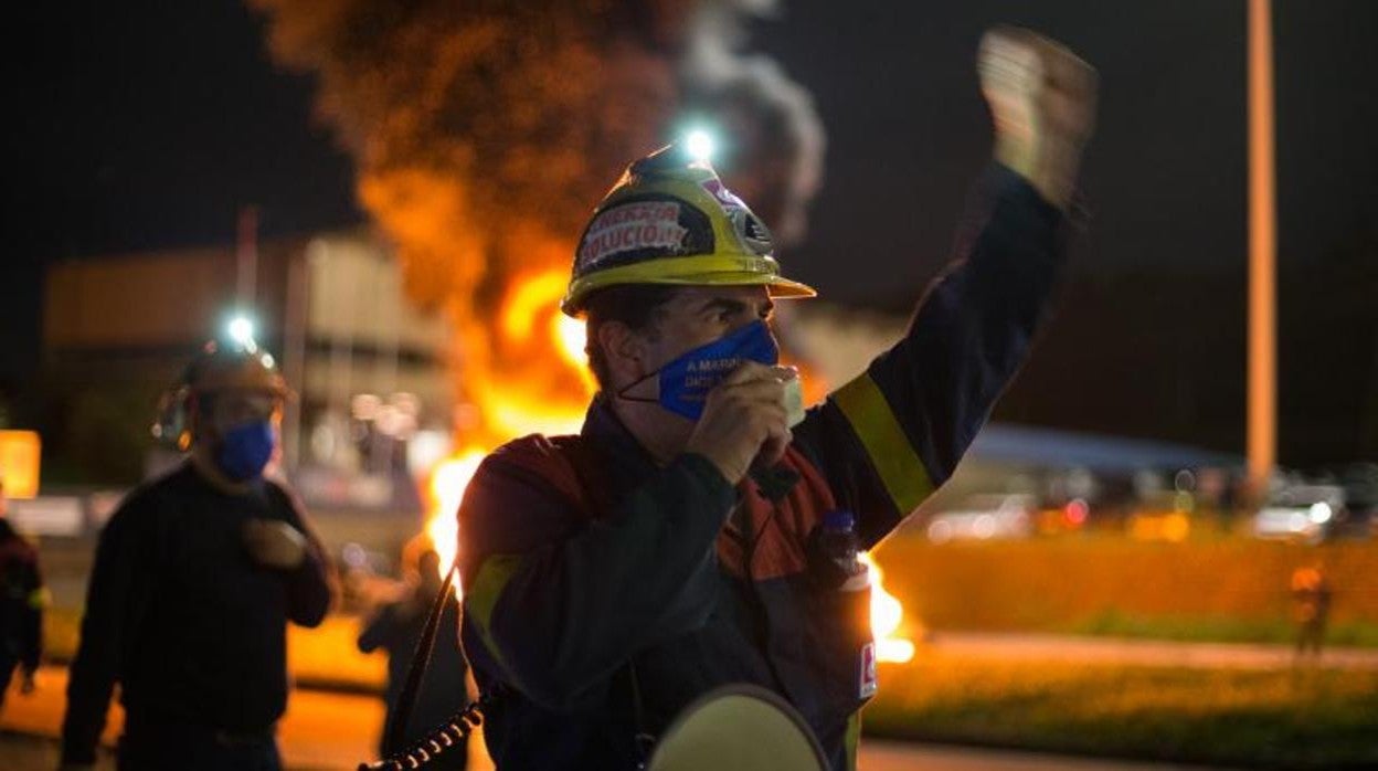 Protestas de los trabajadores de Alcoa antes de suspender la huelga para dar espacio a la negociación