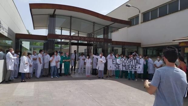 «El Hospital de Alcoy se muere»: una plataforma de médicos encadena protestas por la carencia de medios