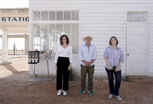 La presidenta Díaz Ayuso y la consejera Marta Rivera posan junto a los decorados de la película