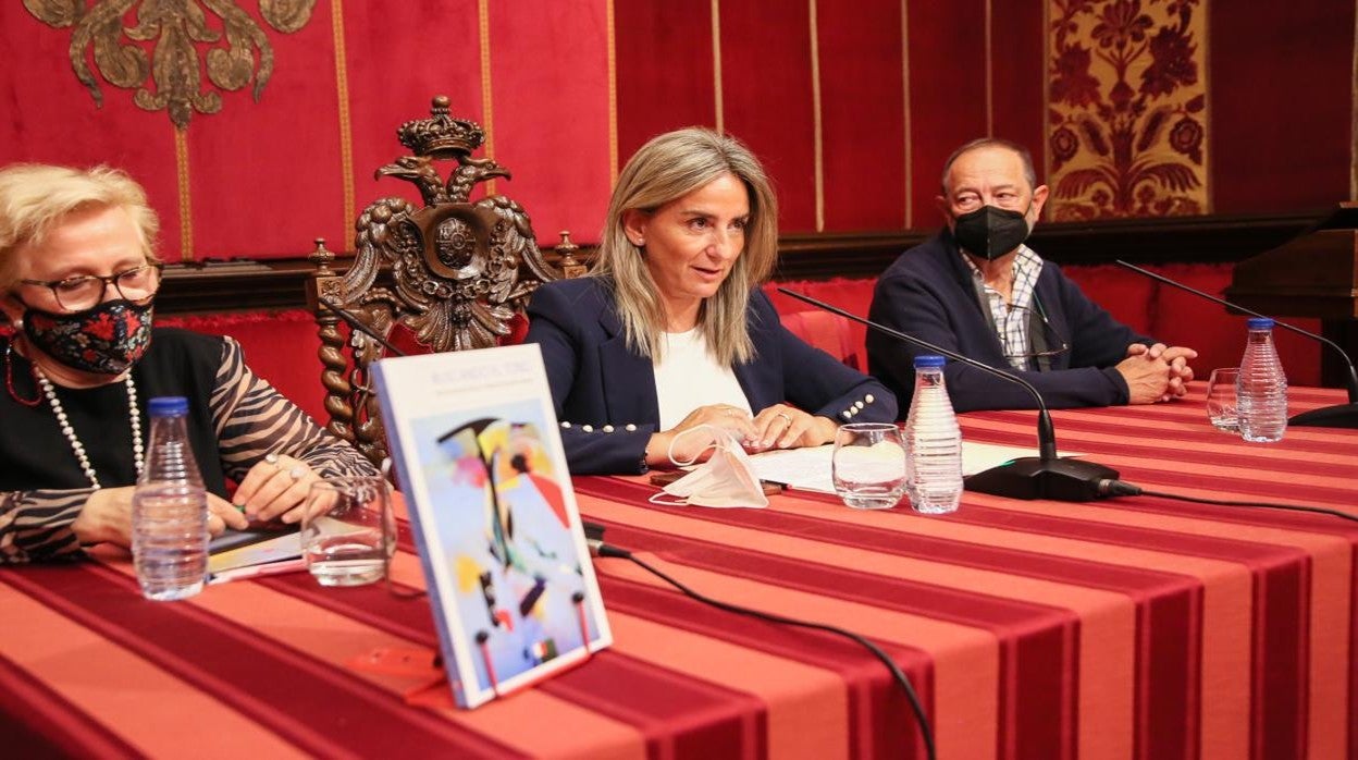 La poeta María Antonia Ricas, en primer término, junto a la alcaldesa de Toledo y el pintor Sánchez Beato