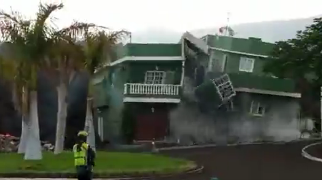 Derrumbamiento de vivienda en Todoque a causa de la lava del volcán de La Palma