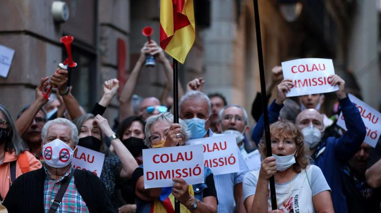 Vecinos, protestando contra la gestión de la alcaldesa a las puertas de la plaza San Jaime