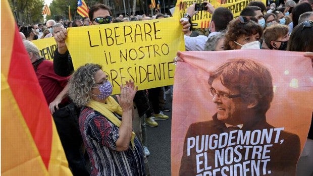 Cientos de personas se concentran contra la detención de Puigdemont ante el consulado de Italia