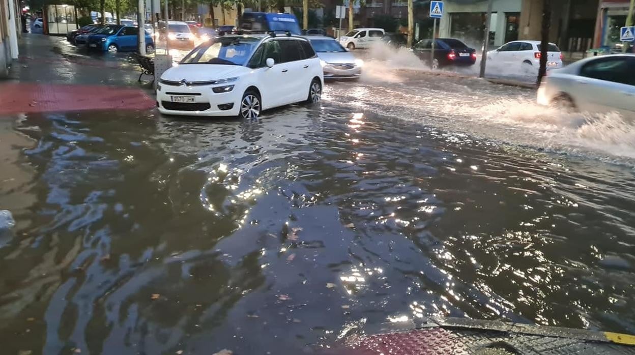 Atascos de tráfico este jueves por las calles inundadas en Talavera