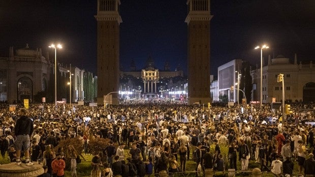 La Mercè se estrena con un macrobotellón de 15.000 personas en la plaza España de Barcelona