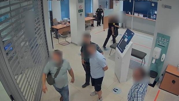 Un guardia civil fuera de servicio evita que un 'cogotero' robe en un banco de Almansa