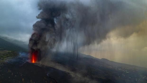 La nube de ceniza obliga a Iberia y otras aerolíneas a cancelar vuelos con La Palma