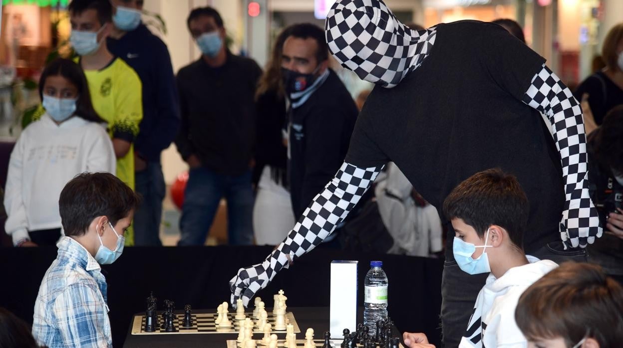 El Rey Enigma participa en Burgos en una exhibición de partidas simultáneas de ajedrez contra 40 jóvenes