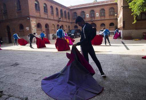Madrid recupera su Escuela de Tauromaquia: «Cuando me pongo delante de un becerro olvido los miedos»