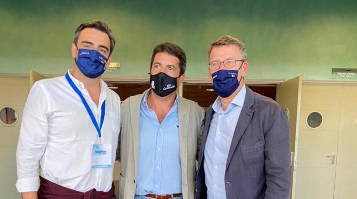 Imagen de Carlos Mazón con Alberto Núñez Feijóo y Diego Calvo en el Congreso provincial del PP de A Coruña