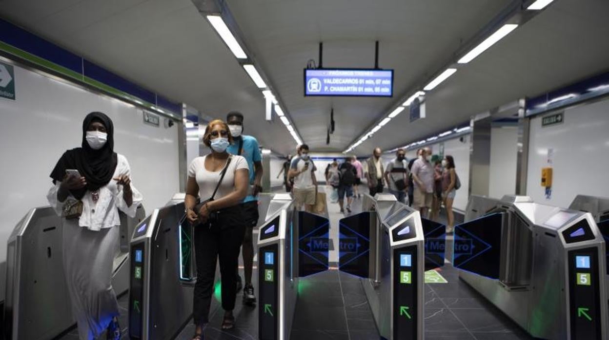 Usuarios entrando en el vestíbulo de una estación del Metro de Madrid