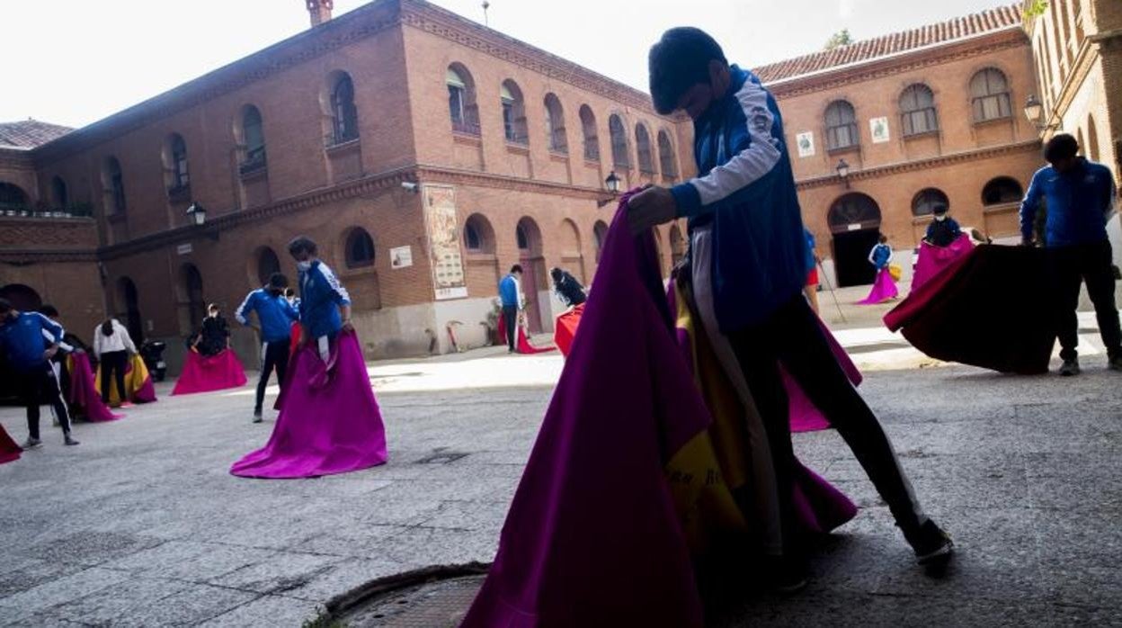 Un joven aprendiz de torero practica pases con la muleta en Las Ventas