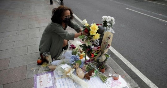 Flores y mensajes de condolencia en el lugar donde Samuel fue agredido