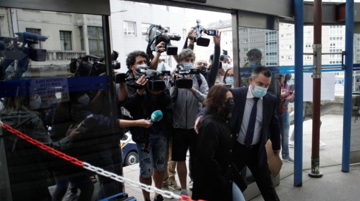 KAthy, entrando en los juzgados de La Coruña, con su abogado, en agosto