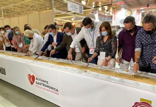 La pastilla de turrón más grande del mundo mide 56 metros y pesa 270 kilos