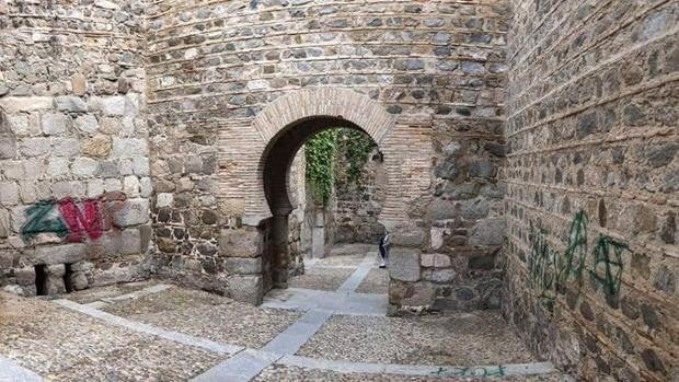 Aparecen pintadas en la puerta de Alcántara de Toledo