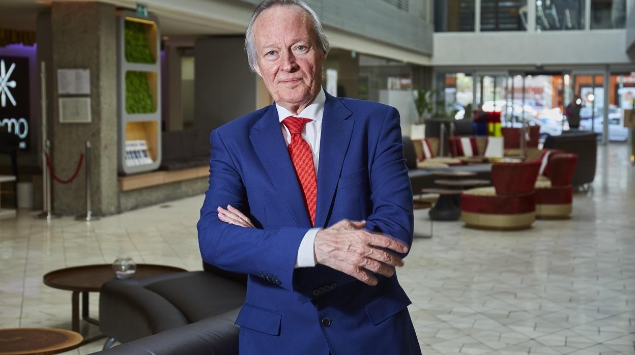 El exministro Josep Piqué posa para ABC tras la entrevista