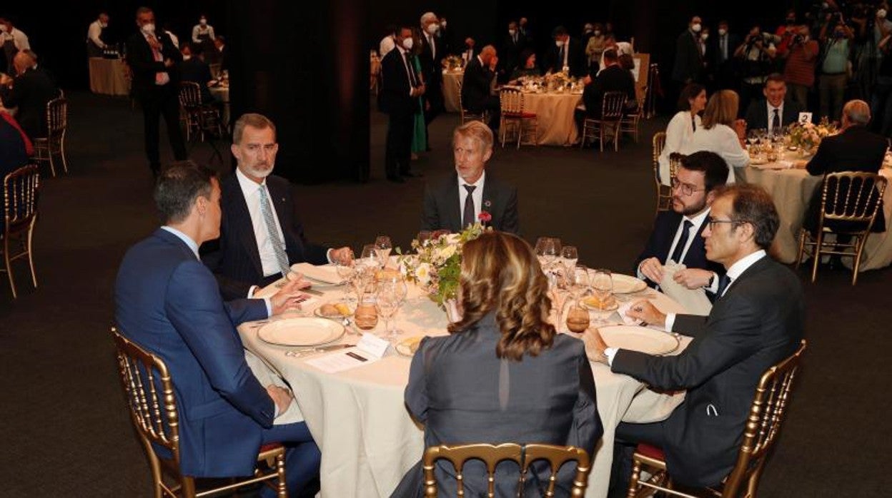 El Rey y Aragonès, con Sánchez y Colau, coincidieron hace tres mese en la cena inaugural del MWC