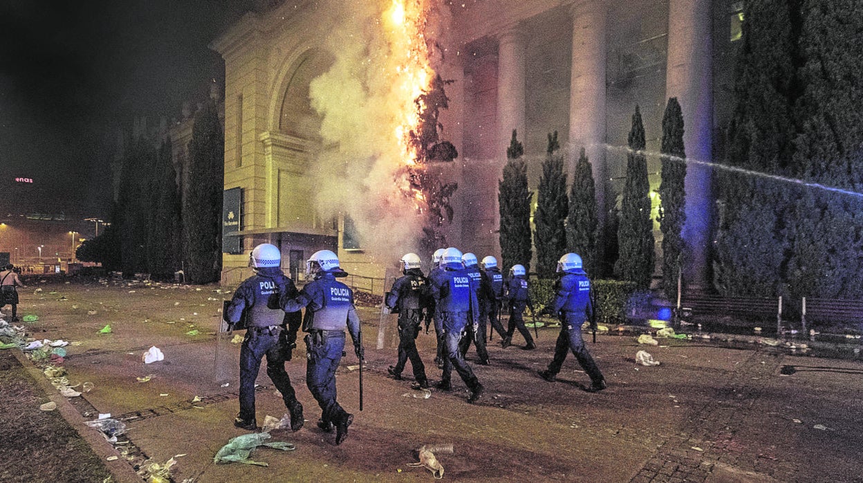 Agentes de la Guardia Urbana, el viernes por la noche, durante los altercados en plaza España