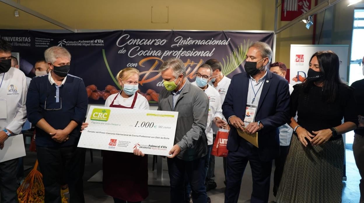 Olga Anikina muestra el cheque recibido