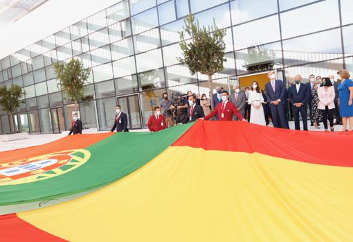 Banderas de Portugal y España, a la entrada del centro inaugurado en Lisboa