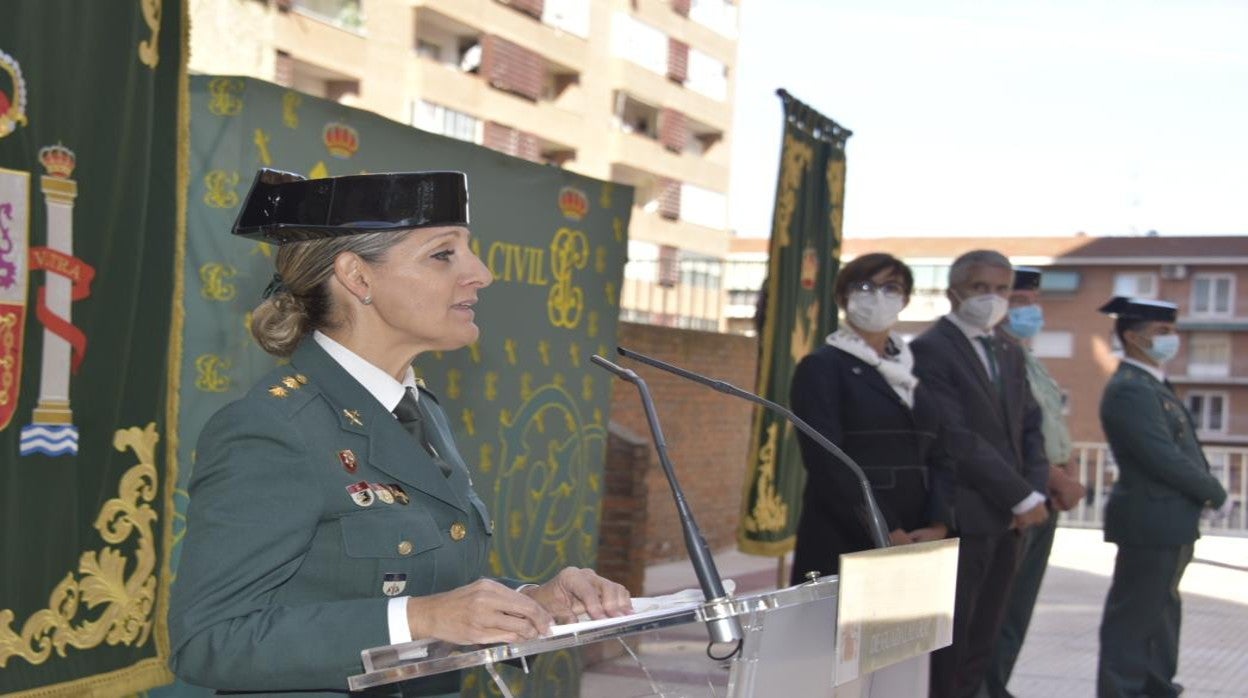 Cristina Moreno, en primer plano, durante la toma de posesión. Al fondo el ministro del Interior, Fernando Grande-Marlaska