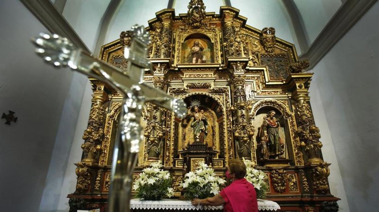 El nuevo retablo de la iglesia de Leiro, antes de su inauguración