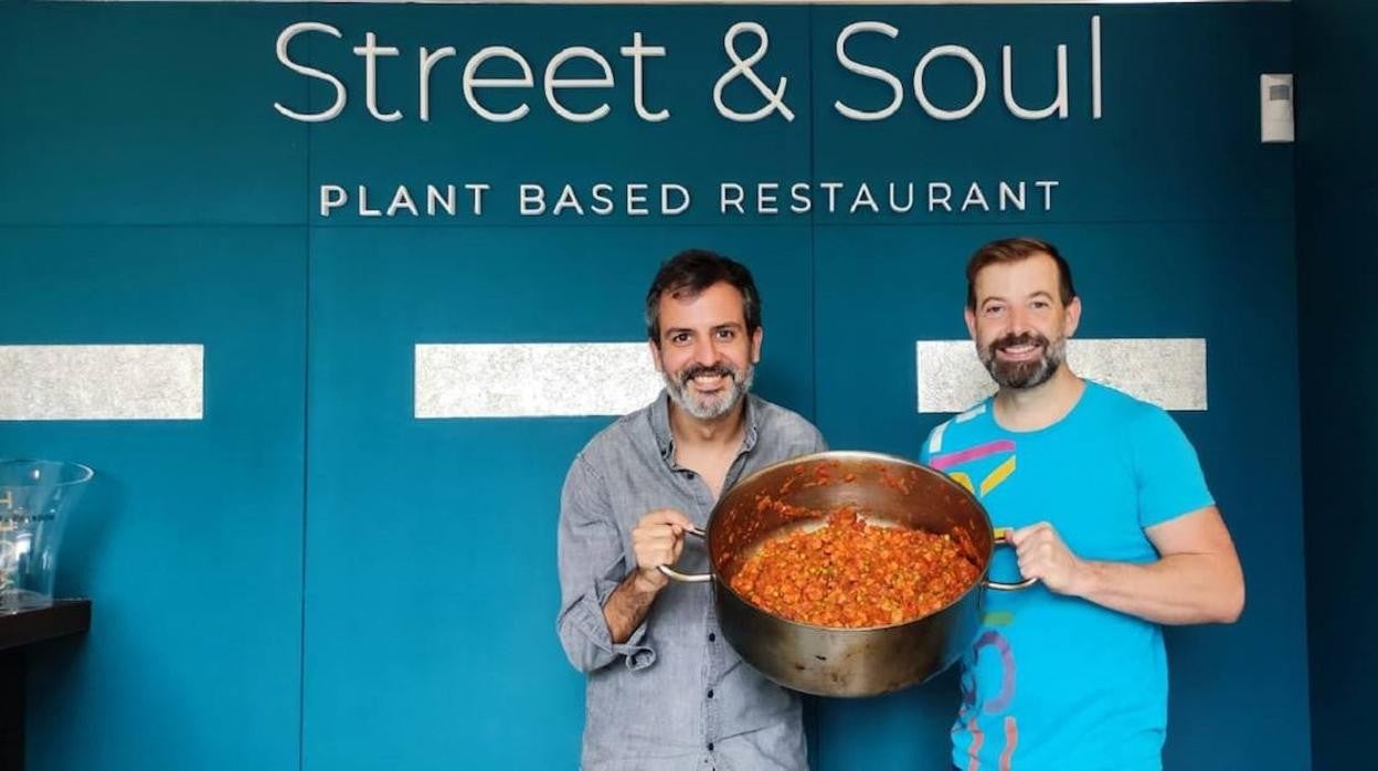 Javier Esquinas y Nacho Sánchez son los responsables de «Street&amp;Soul», cuya cocina es cien por cien vegana,