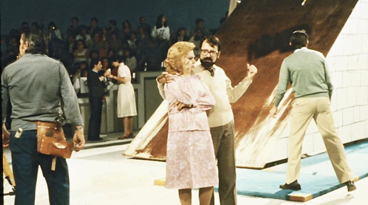Chicho Ibáñez Serrador y Mayra Gómez Kemp durante la grabación del concurso '1,2,3' en 1975