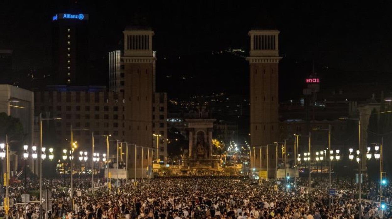 Miles de jóvenes, este fin de semana en un macrobotellón en la avenida Maria Cristina de Barcelona