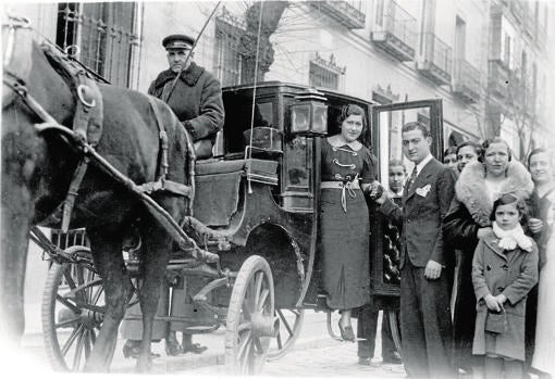 Una mujer baja de un carruaje en febrero de 1937
