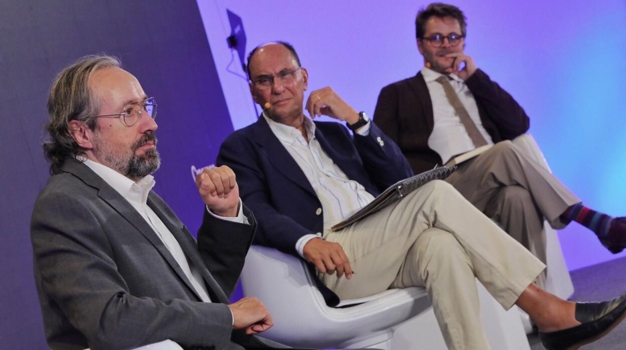 Juan Carlos Girauta interviene en presencia de Vidal-Quadras y Claudio de Ramón