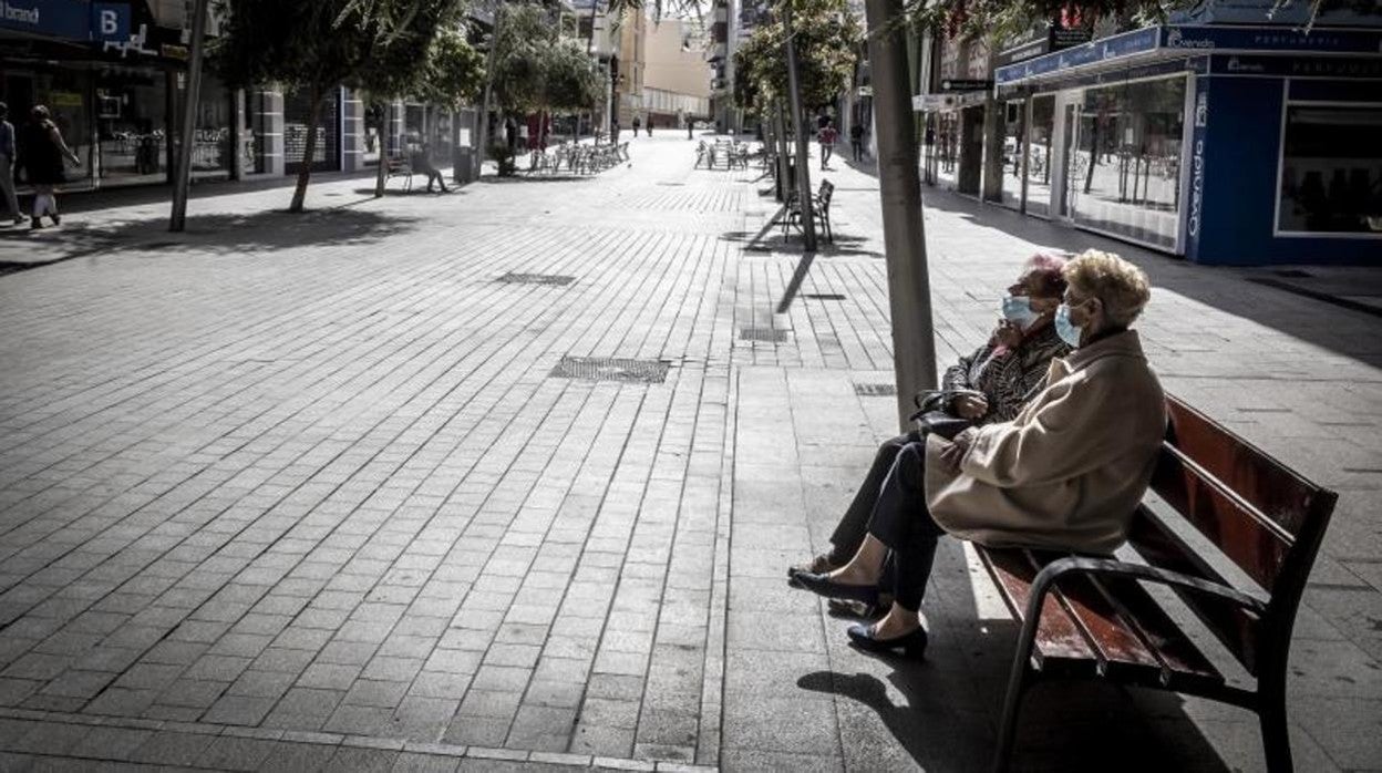 Dos mayores en una calle de Benidorm