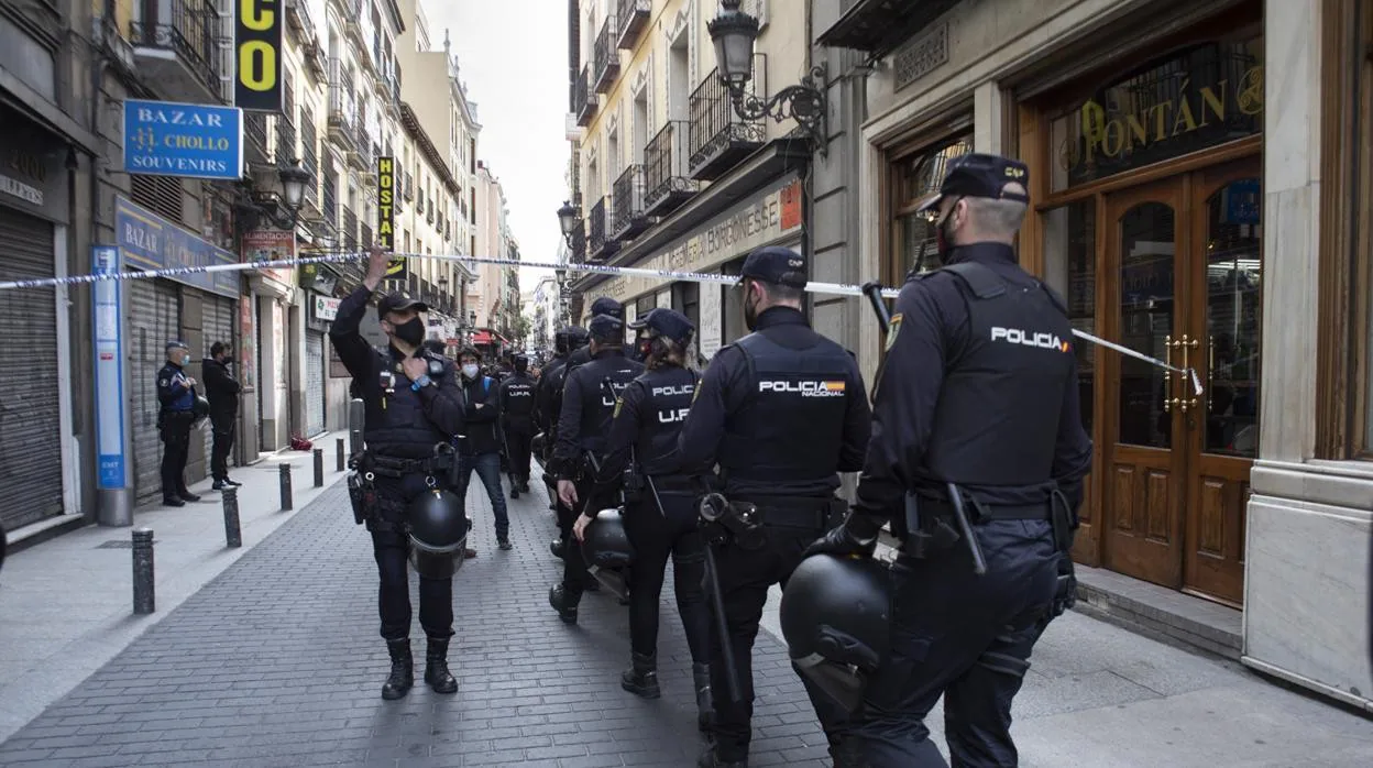 Policías nacionales durante el desalojo de un inmueble okupado en Madrid