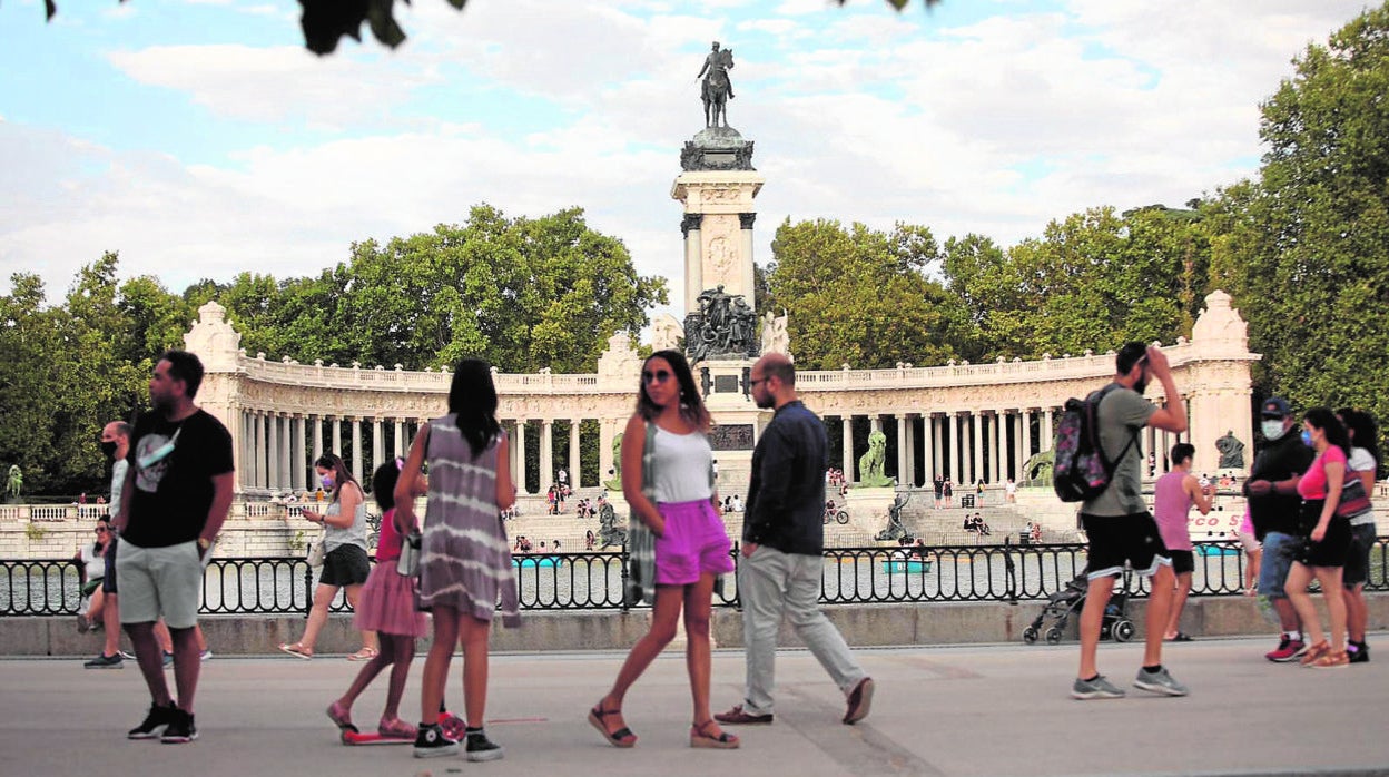 Visitantes del Retiro pasean por el entorno del estanque grande