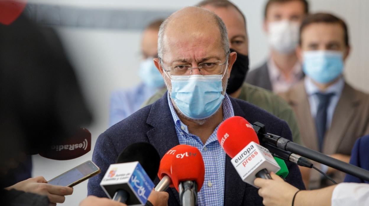 Francisco Igea en suvisita al barrio de Pajarillos de Valladolid