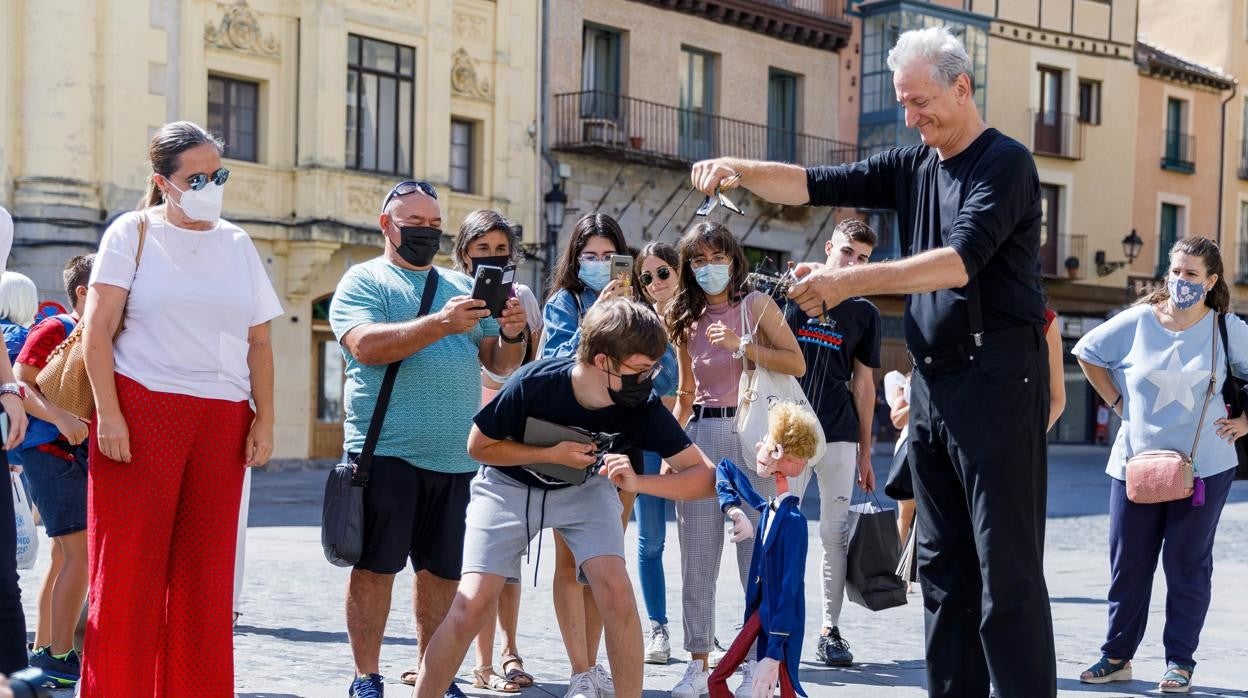 Titirimundi organiza para los medios «Café en titiriterraza y dos maletas»