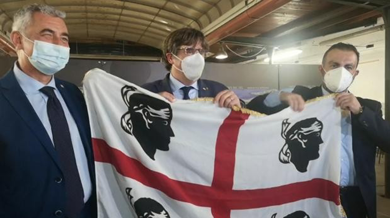 Carles Puigdemont, en el centro, la semana pasada, posando con la bandera de Cerdeña (Italia)