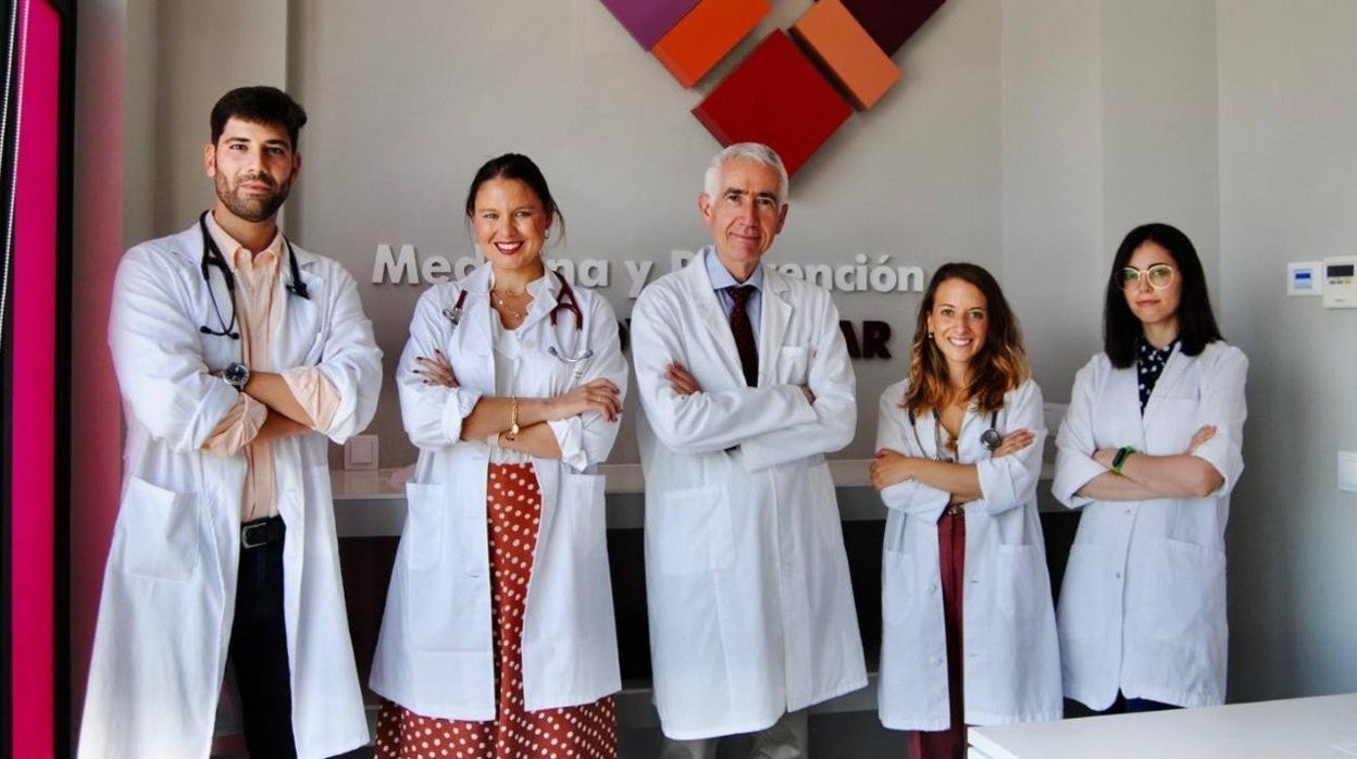 El doctor Padial, en el centro, con su equipo