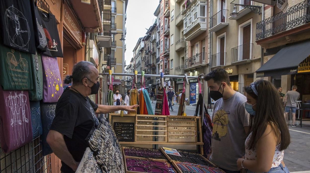 Imagen de comercios con sus ventas en la calle como lo han hecho estos meses de pandemia en Pamplona.